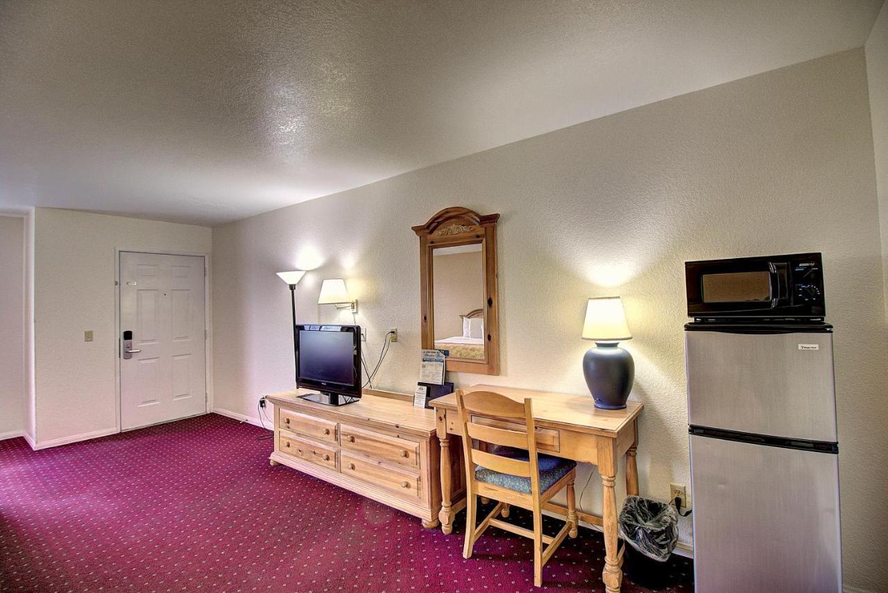 Days Inn & Suites By Wyndham Lolo Exterior foto